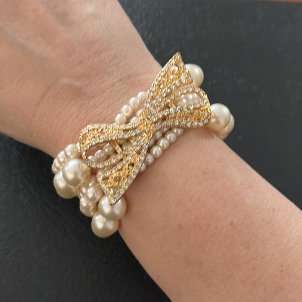 stretch faux pearl bracelet with sparkly gold tone bow